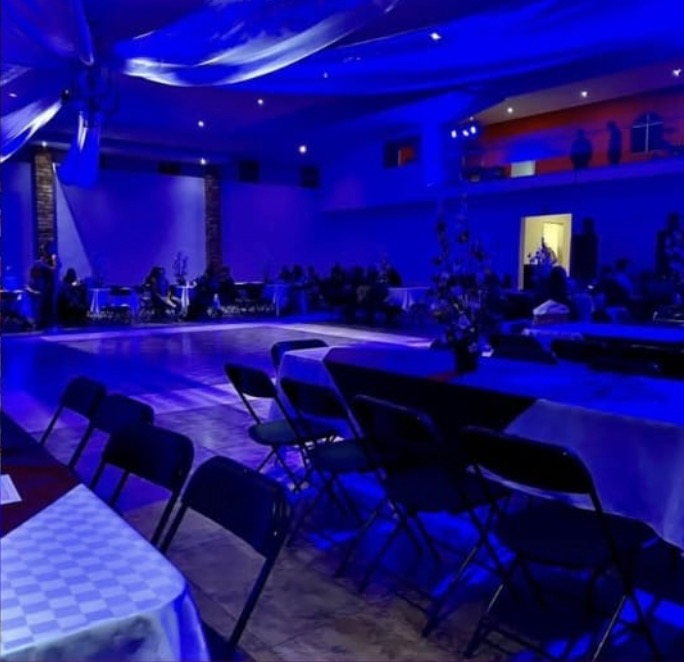 Vista del salón iluminado